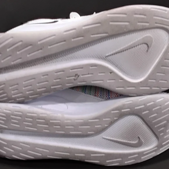 Nike Kids Size 6.5 White Sneakers Lightweight Breathable Design - Picture 5 of 8